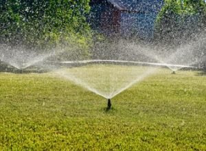 Automatic Garden Sprinkler. Backyard Watering Technology for green lawn. High quality photo SSUCv3H4sIAAAAAAAAA41TwZKjIBD9lz6bWkBByT/Mzt6n9kCEJGxULMBMpVL++zYmsTQzqV1PTTfd/d7jeQWrYQvVPielYmRjai03lJp6syN7sakoryupmRKygAy0iga2NM8JFZwXgjBREvwy2Klga9hewTbNEKJX0boOtljxptPGT6HRNjpvVYOnMYMQVRyCCaktHIcYjQ/R1SfYsjIDpd3OLM7aG9WGaFtzO1OW+z1sc6yY3gUb+6OLL